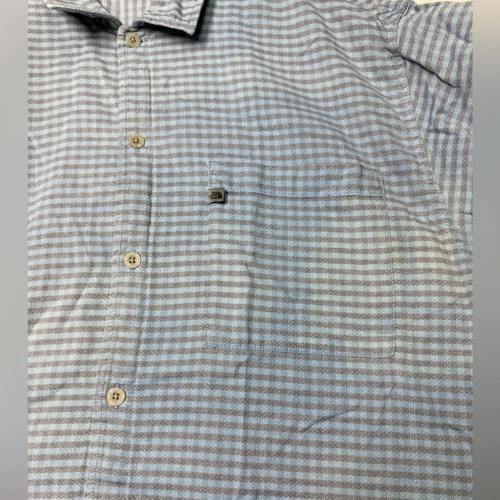 The north face A5 Mens plaid button down shirt not size tag is big like XL